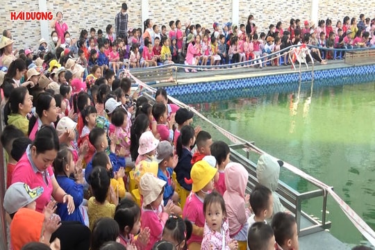 Kỳ công biểu diễn rối nước cho học sinh